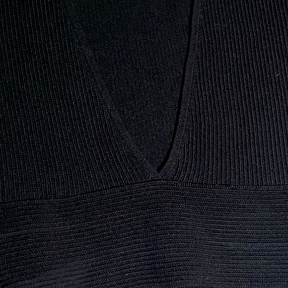 🆕 Aritzia Babaton Black Stretchy Crop Top (Fabric Nylon-Spandex). Small. - Picture 4 of 8